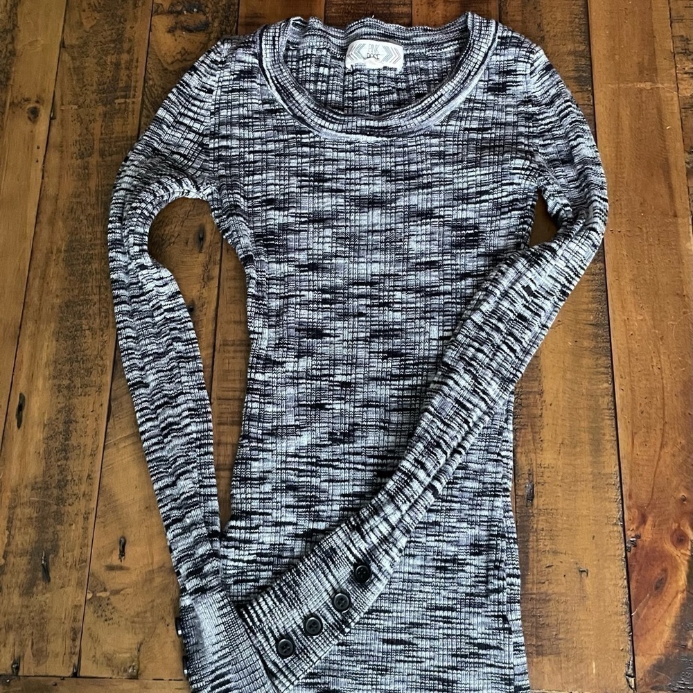 Women’s Pink Rose sweater - Picture 2 of 5